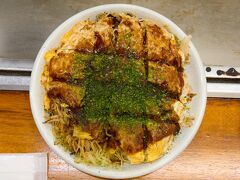 気になるお店を選んで席に着くと、すぐに満席に。

お好み焼きができるまでの間、作ってもらっている所を撮影してたらガチで怒られました。完成形しか撮ったらだめらしいです。。

美味しかったです。

小学生の頃はどこのお店でも鉄板の上で熱々を食べていましたが、今はこのように切られた状態で提供されるようです。ま、その方が回転率上がるけど、ソースの焦げてきた味わいが楽しめないのが残念。

夕食が終わった後は、給油してガソリンを満タンにしてから移動することに。
エネオスのおばさまスタッフが超絶接客が良くてびっくりでした。