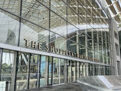 テイクアウトした商品を持って、
ゆっくり座れそうな場所を探します。
B2階のBACHA COFFEEから
エスカレーターでL1階へ。

イベントプラザ(rain oculus)へ向かって
外に出ると、ちょうどマリーナベイが広がる
地上に出られます。
こちらのプロムナードにベンチがたくさんあるので
座ってゆったりと
コーヒーを飲むことが出来ました。