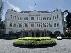 エスプラネード駅から数分歩いて
ラッフルズホテルに到着！
決して派手ではないけれど、気品を感じます。