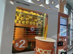 ようやくエスプラネードへ到着。暑いっ..

こちらに来た理由はただ一つ、涼むため！
そして生搾りオレンジ自販機のため！です。

建物に入ってすぐ左側に、この自販機があります。
一杯に生のオレンジを4つ？ぐらい使用しており、
もちろんつぶつぶ入り。
甘味と酸味のバランスが絶妙！最高～です。

体力が回復したところで、
次の目的地は、ラッフルズホテル。
(泊まりません)
ひとまずホテル近くのMRT
エスプラネード駅をめざして歩くことに。
どうやら地下通路があるようで、
標識の方に歩いていくと
シティリンクモール※(CityLink Mall)がありました。

※シティ・ホール駅とエスプラネード駅を繋ぐ地下道にあるショッピングモール