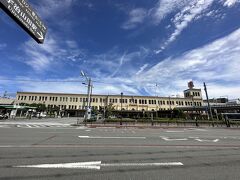 ホテルから「宇治山田駅」の前を通り過ぎて目的地へ