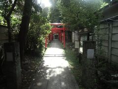 法明寺の裏参道から東に入るとある威光神社。
西暦８００年代、慈覚大師なる人がここで見つけた光がとても強かったことから、この地にお堂を建てたそうです。
訪問時、参道前の扉が閉まっていて中に入ることはできませんでした。

