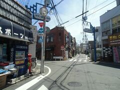 茅ヶ崎駅南口から西へ約２１０mのところから南西へ国道１３４号線に当たるまでの約１．３㎞と、その途中東西にクロスする約２５０mの通りをサザン通りと言います。
サザンオールスターズの桑田佳祐の地元で、彼の先輩や同級生のお店もあるそうです。
特別な店もありませんでしたが、サザンにちなんだ商品を出している店もありました。

