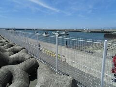 海水浴場の隣にある茅ヶ崎漁港は金網で囲われていて中に入れません。

