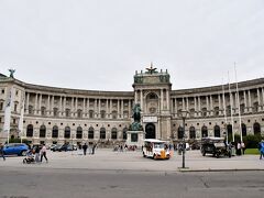 とにかく、どの建物も歴史的な威厳があってすごいんです。

ここの広場では、ヒトラーが演説したって言ってたっけな。

そうそう、ヒトラーって、オーストリア出身なんですって。
美術に興味があり、ウィーン美術アカデミーを受験したけど不合格だったとか。