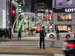 日も暮れたので、晩飯とします。
まだ雲丹キンパと海鮮ラーメンで腹はすいていないけど…。