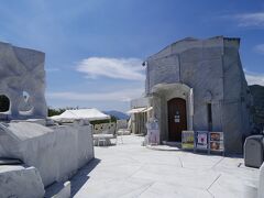 カフェも大理石。
素敵ですが、座ってゆっくりするより早く下山したい。
夏に来るところではないですね。
知人Tはとっくに下山してます。