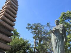 住吉神社には平清盛の墓と伝えられていた十三重の石塔と琵琶法師の像があります。