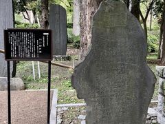 新宿中央公園の端にある熊野神社。
その境内に「江戸時代、ここは池や滝を擁する景勝地だった」と記された碑があります。
中野長者で知られる鈴木九郎が管理していたようです。
中野坂上に見た目奇抜な成願寺を建てた人物。
この一帯で商人として大成功したと言われています。
中野坂上からここは歩ける範囲。
鈴木九郎の墓所は成願寺なので関心のある方は散策してみるのも良いと思います。

江戸幕府中心地から離れていた中野。
ここが自然豊かな景勝地だった事はよくわかります。
現中野区役所エリアは鷹場だったし、綱吉時代には半端な規模ではない犬屋敷もありました。
今は都心ですが、私が子供の頃の中野は新宿の隣でありながら何となく田舎っぽかったです。
それにしても中野坂上駅前は栄えましたね。