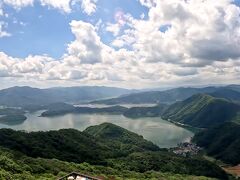 南東方向を眺めてみると、手前に水月湖、左上に菅湖、奥に三方湖が見えます。その右側は小山を挟んで日本海です。三方湖だけが海とつながっていない完全な淡水湖です。