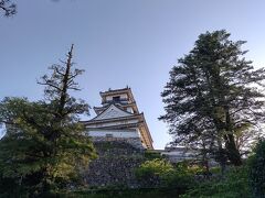 高知城です。時間の関係で天守には入れす。周辺を
散策しました。