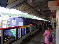 　遅い昼ご飯を食べて午後３時過ぎ、士林駅から捷運の淡水信義線に乗りました。紫色の、台湾郵政の広告電車です。
　台湾の郵政局は民営化されていないようだけど、多角経営を求められているのかな。どこの「国」も大変です。
