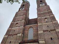 Frauenkirche（フラウエン教会）
タマネギ型の屋根が特徴的でミュンヘンのシンボルです。近くで見るとその大きさに圧倒されます。ここの塔にも上れるみたいなのですが、ここに上るとフラウエン教会が見えません。（当たり前。）なので、この教会は中を見学するだけにします。