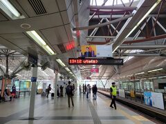 プトラジャヤ～セントラルまで空港鉄道だと15分。
MRTだと街中まで約60分。
明日の急行列車のチケット購入後、メトロを乗り継いでメトロ？

