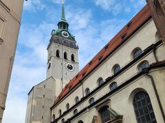 Peterskirche（ペーター教会）
ここの塔に上ってミュンヘンの町並みを見ます。
塔の値段は、以前は1.5ユーロから3ユーロになり、さらに値上がりしているようで、一人5ユーロでした。

約300段の階段を上がるのですが、結構しんどいです。上から降りてくる人とすれ違えないので、順番に待ちながら上がっていきます。みんな、はあはあ言いながら上っていました。でも、上る価値はあります。