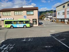 中国勝山駅前のバスのりばから蒜山高原行きの真庭市コミュニティバス「まにわくん」に乗ります。どこで降りても運賃は一律200円。