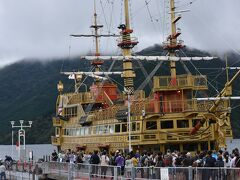 芦ノ湖の海賊船です、外国の方が多く乗船していました。