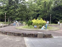 会社の近くの靭公園です。

朝蕎麦を食べ、スギ薬局で買い物をしてもまだ時間が少し残りますので、天気の良い朝は散歩がてらブラブラしています。
散歩途中には、散歩中のワンちゃんを沢山見かけ、犬好きの私にとって至福の時になっています。
毎朝見かけてみていると、ワンちゃんが寄ってきて、声を掛けてくれる飼い主さんもおられ、大好きなマルチーズとお話をして、会社に向かっています。

今の2本後の日生エキスプレスでも、ギリギリですが会社に9時には到着するので、一度試しに遅らせてみたのですが、混雑するし朝蕎麦も食べられないので、家を7時過ぎに出発するリズムを続けることにしました。
勿論、この電車も通勤時間帯ですので、それなりに混雑はしますが、運が良ければ川西能勢口で座れることもありますし、立っていても雑誌を読める位の余裕のある混雑状況なので、齢を重ねてくると余裕をもって行動する事が必要と思っています。