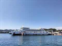 宇野港には直島行きのフェリーが泊まっています。今回の旅はこの船ではなくて、小さい船で直島へ。50人ぐらいでいっぱいの船でした