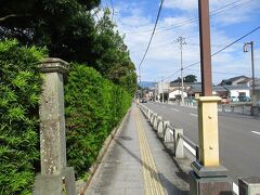 聞けば、この本小路。
名前こそ小路だけど、大村藩時代は城下町の主要道。

藩校とか上級藩士のお屋敷が建ち並ぶ、まさにメインストリート的な存在だったらしい・・・(*･`o´･*)ﾎ─