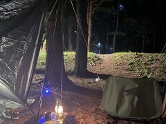 ロータイプのチェアとテーブル、それとオイルランタンでまったりタイム…
後ろに街灯があるのが邪魔だけど、テントで上手く遮って明るさを消してゆったり過ごします。