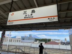 東京からちょうど50分で三島駅に到着。
遠くに富士山が見えていますが、今のところは雲にはかかっていないようです。