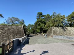 県庁をグルっと回ると公園に入れます。