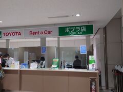 予約していたレンタカー会社の受付。ここから送迎バスで移動。16時30分、新千歳着でレンタカーを借りる頃には17時を回っていた。