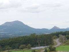 洞爺湖に向かう途中の有珠山ＳＡの展望台から有珠山と昭和新山が見えます。