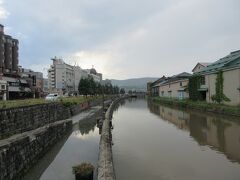 イメージしていた小樽運河とは少し違うような気がします。暗くならないと素敵な夜景にはならないのでしょうね。