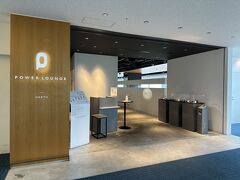 東京・羽田空港第2ターミナル 3F『POWER LOUNGE NORTH』
（保安検査後エリア）

52番ゲート付近にある有料ラウンジ『パワーラウンジノース』の
エントランスの写真。

ほかの2つのカードラウンジよりも営業時間が長いです。

＜営業時間＞
6:00～21:30