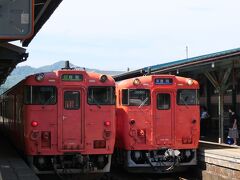 余部橋梁を見た後はこの周辺の中心である香住駅へ。
ちょうどデイーゼルカーが列車交換していました。