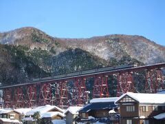 今から１８年前、「余部鉄橋」の廃止前の２００５年に一度来たことがあります。
当時は赤く塗られた鉄製のトレッスル橋で、ちょうど東京タワーと同じような感じの鉄橋でした。
この橋の上を列車を通過するとまさに空を飛んでいるような素晴らしい車窓でした。