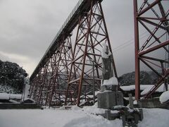 「余部鉄橋」を下から見たところです。
眺めのいい橋でしたが、昭和６１年、突風により列車が鉄橋から転落、その下にある工場の従業員５名と列車の車掌の合計６名が亡くなった惨事があり、この事故を機会により安全な橋への架け替えが決まりました。

その工場は現在はなく、慰霊碑が置かれています。