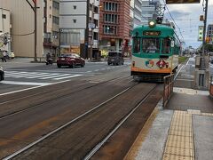 市内は路面電車が走ってます。東西方向は10分待たずに乗れて便利。なお、大阪のICOCAは使えません…