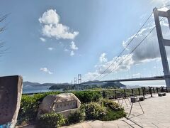天気がよかったので、すばらしい☆
世界初の3連吊り橋「来島海峡大橋」
約4キロの長さがあります。

海峡は潮の流れがあり、真ん中に橋脚を造るのも大変で、船の邪魔にもなるので、吊り橋を造ったわけです。