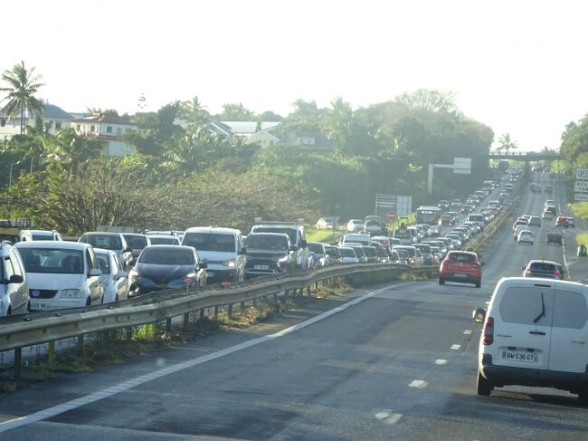 （車窓風景）サン・ドニに向かう渋滞（車は１人に１台持っている。朝は渋滞します。