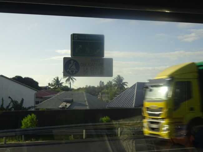 （車窓風景）この辺はサン･タンドレ（タムール人が多く、居住し、モスクやヒンディー寺院が多い。）１－３月はサイクロンが多い。オーストラリアよりは発生している。インド洋よりに西に来ます。マダガスカルとは８００ｋｍ離れています。今は乾季。