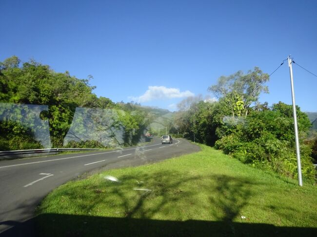 （車窓風景）このような道を登ります。