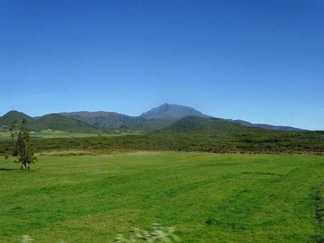 （車窓風景）ピトン・ド・ネージュ（３０７１ｍ）遠景