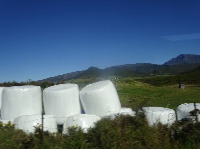 （車窓風景）遠くに峠の教会が見えます。