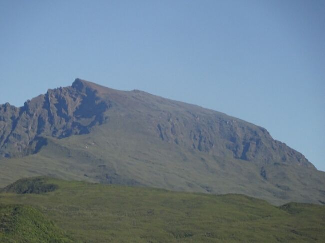 （車窓風景）ピトン・ド・ネージュ（３０７１ｍ）この辺は国立公園で２００９年に９番目に制定された。２０１０年に世界遺産。雪は少ない。