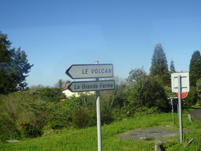 （車窓風景）メインの道を左折してヴォルカーノに向かいます。