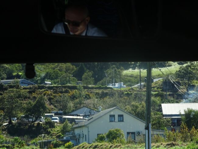 （車窓風景）一番高い所の村（暖炉を使います。）蛇はいません。