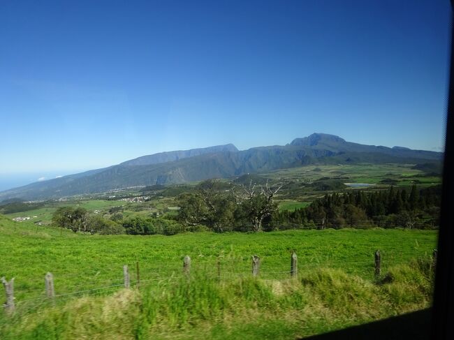 （車窓風景）右はピトン・デ・ネージュ（３０７１ｍ）　左はグランド・ベナール（２８９６ｍ）