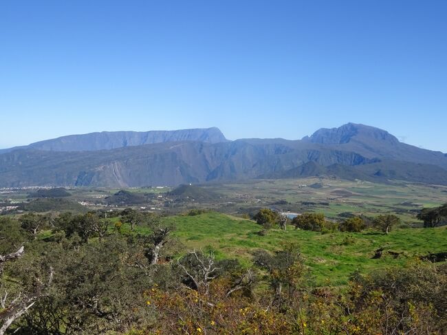 （車窓風景）右はピトン・デ・ネージュ（３０７１ｍ）　左はグランド・ベナール（２８９６ｍ）