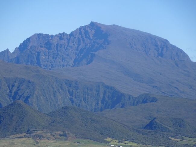 （車窓風景）ピトン・デ・ネージュ（３０７１ｍ）（レユニオンの最高峰）明日反対方向より見ます。