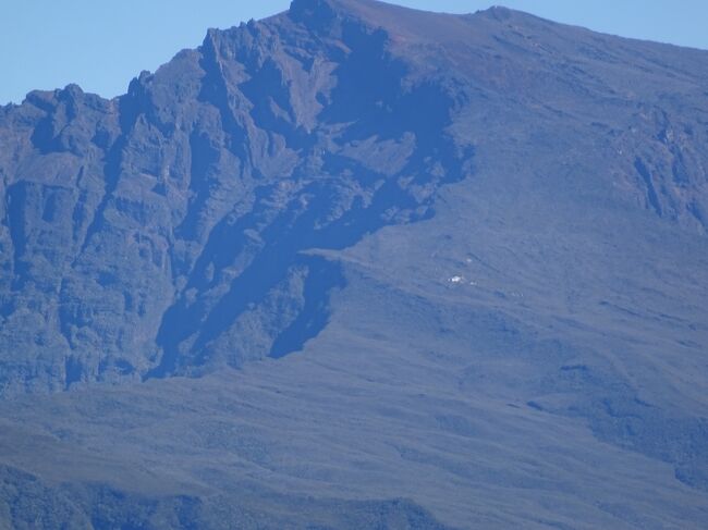 （車窓風景）ピトン・デ・ネージュ（３０７１ｍ）（レユニオンの最高峰）明日反対方向より見ます。