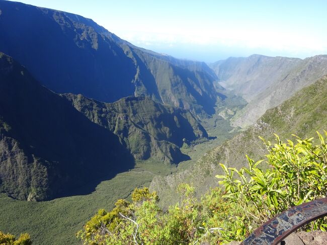 ランパール川が作るランパール渓谷（２５年前に出来た渓谷。高さは１０００ｍ。「ランパール」は「石の壁」の意味）