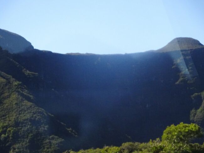 （車窓風景）ランパール渓谷を巻いて、ピトン・デ・ネージュに向かいます。
